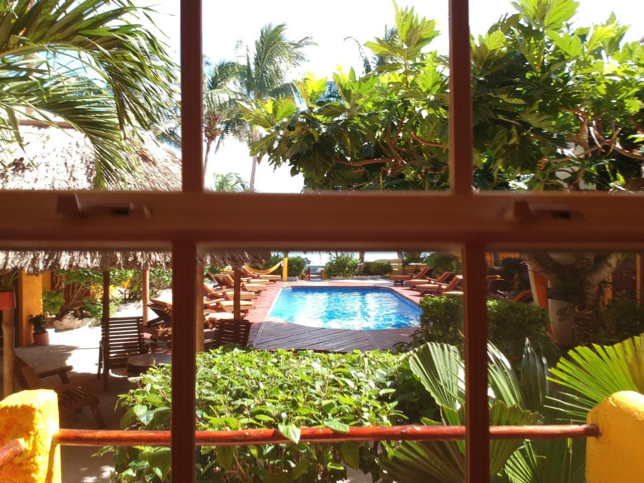 Seaside Cabanas Hotel Caye Corker Buitenkant foto
