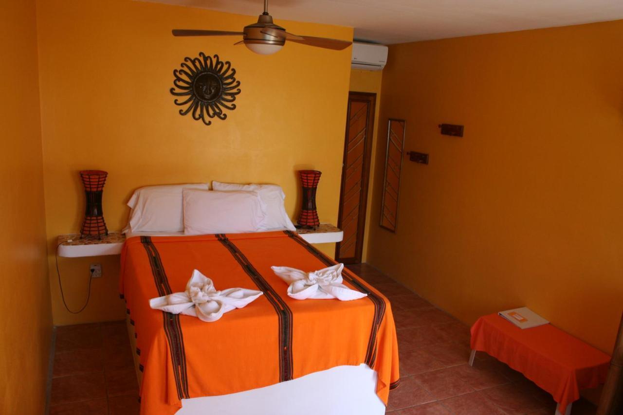 Seaside Cabanas Hotel Caye Corker Buitenkant foto
