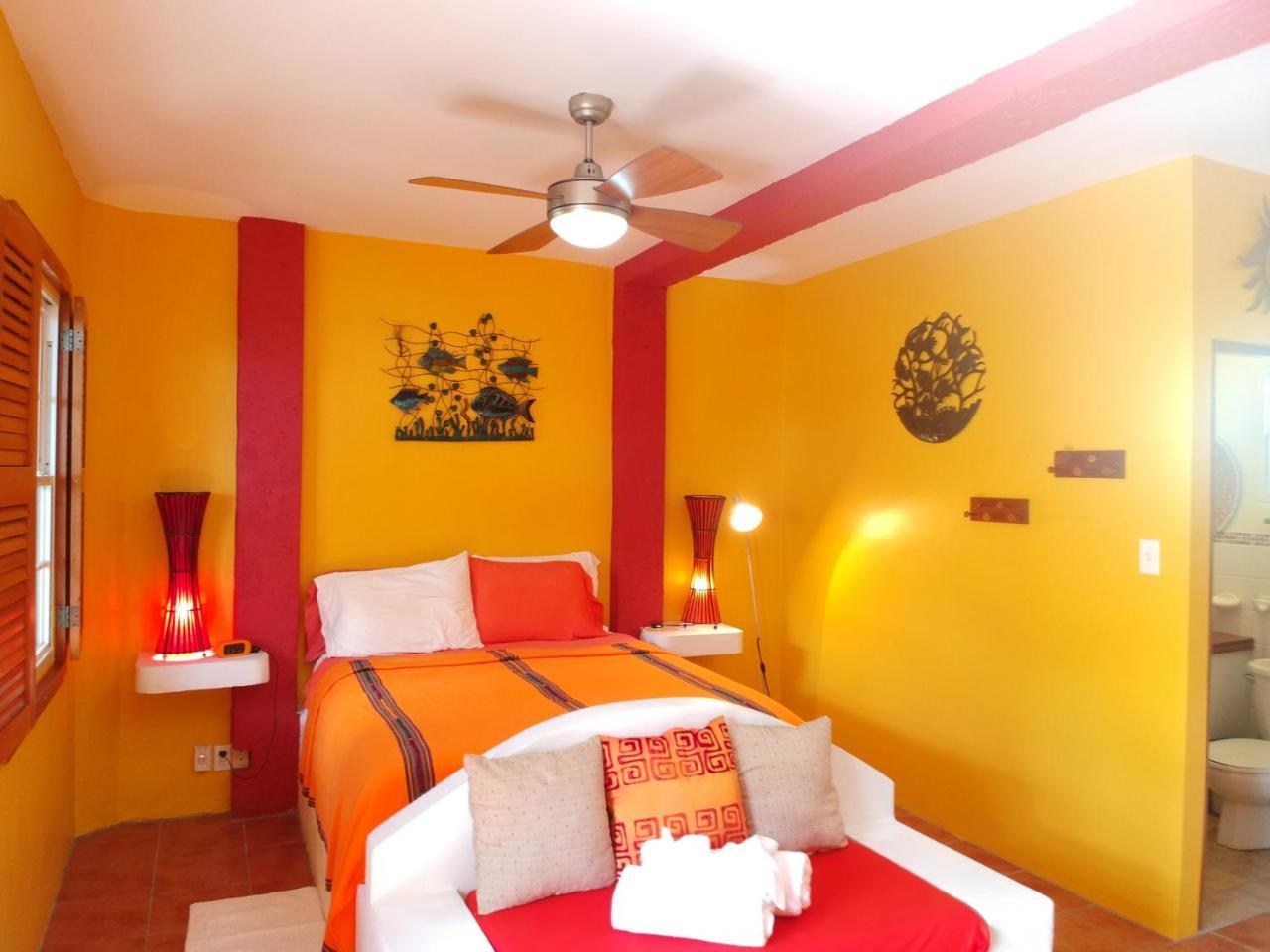 Seaside Cabanas Hotel Caye Corker Buitenkant foto