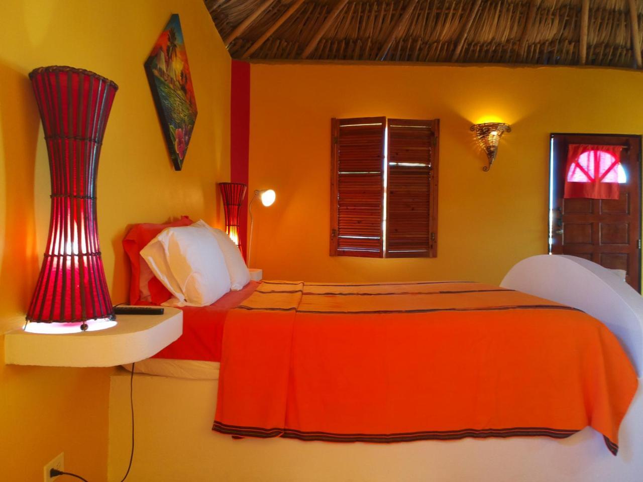 Seaside Cabanas Hotel Caye Corker Buitenkant foto