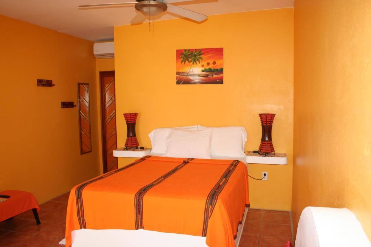 Seaside Cabanas Hotel Caye Corker Buitenkant foto