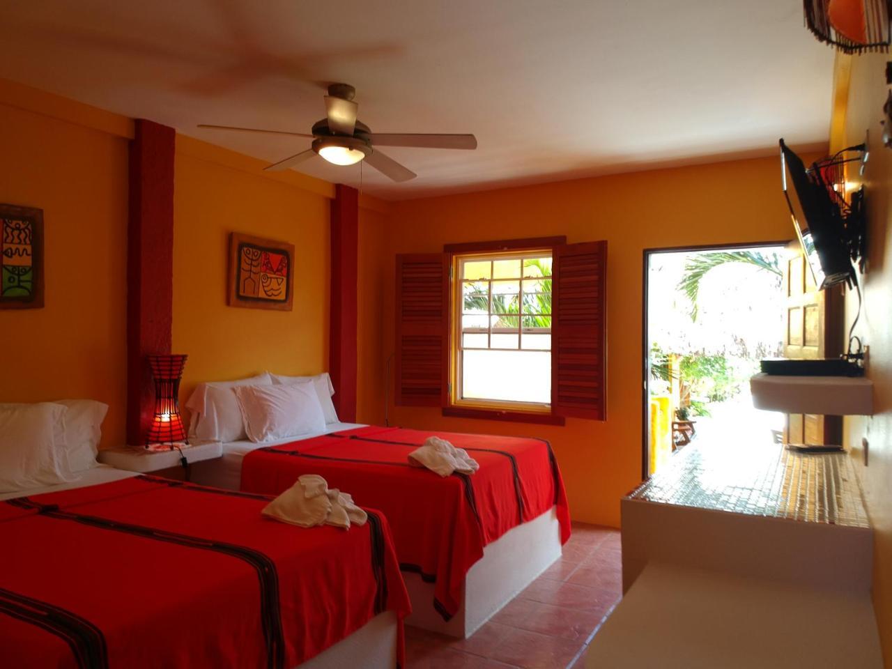 Seaside Cabanas Hotel Caye Corker Buitenkant foto