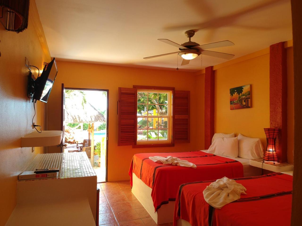 Seaside Cabanas Hotel Caye Corker Buitenkant foto