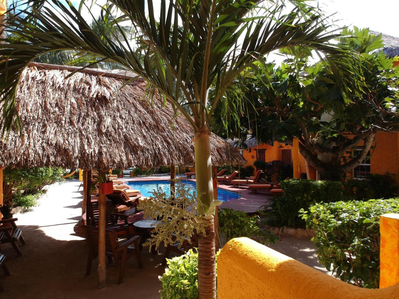 Seaside Cabanas Hotel Caye Corker Buitenkant foto