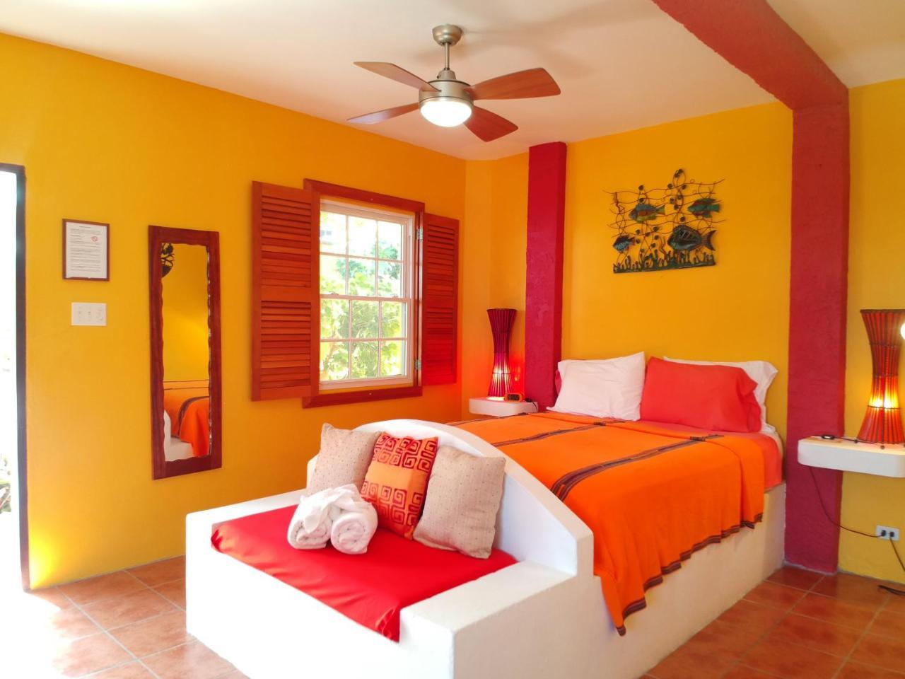 Seaside Cabanas Hotel Caye Corker Buitenkant foto